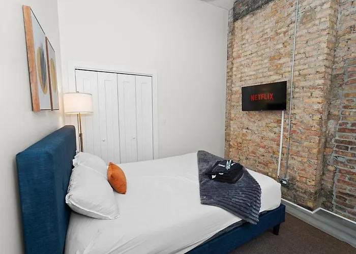 Business Leisure Smoke Ok 3br Near Mccormick Chicago